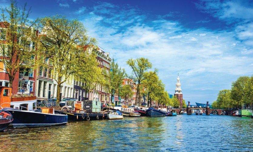 Canal en Ámsterdam con la torre Munttoren. Canal en Ámsterdam con la torre Munttoren.