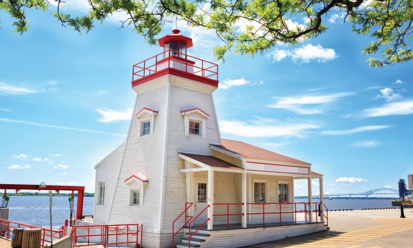 Phare de Trois-Rivières sur la rivière St-Lawrence Phare de Trois-Rivières sur la rivière St-Lawrence