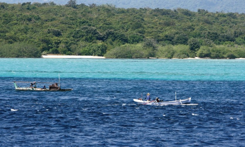 Le ferry longe les plages et les collines du parc national de l'Ouest de Bali. Le ferry longe les plages et les collines du parc national de l'Ouest de Bali.