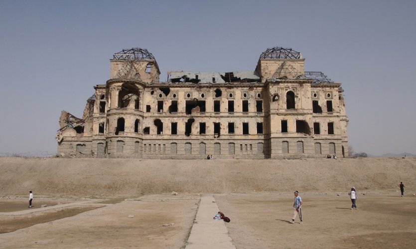 L'impressionnant palais de Darulaman porte les marques de près de trois décennies de guerre. L'impressionnant palais de Darulaman porte les marques de près de trois décennies de guerre.