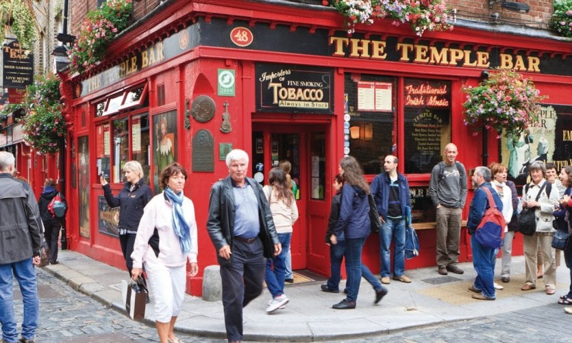 The Temple Bar est un pub très fréquenté par les Dublinois. The Temple Bar est un pub très fréquenté par les Dublinois.