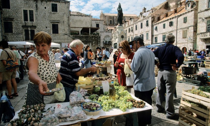 Marché dans les rues de Dubrovnik. Marché dans les rues de Dubrovnik.