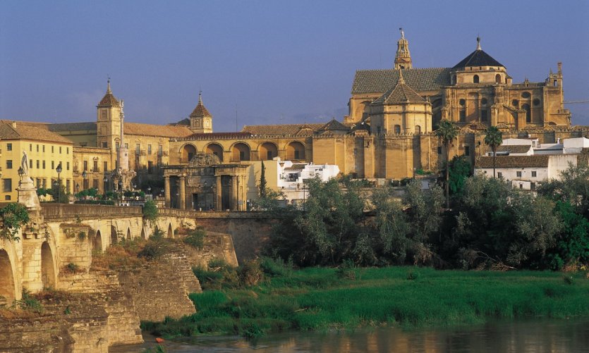 La mosquée-cathédrale (Mezquita) de Cordoue et le Guadalquivir. La mosquée-cathédrale (Mezquita) de Cordoue et le Guadalquivir.
