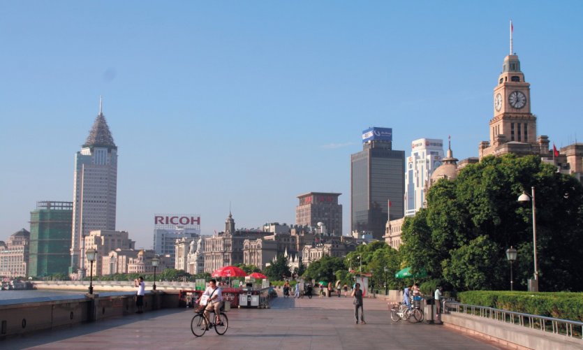 Le Bund est le lieu de promenade favori des locaux. Le Bund est le lieu de promenade favori des locaux.