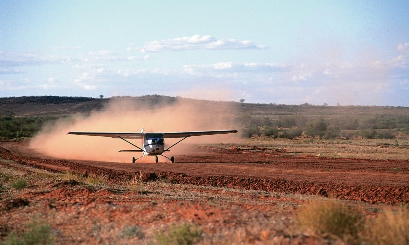 Un avion décolle d'une ferme près d'Alice Springs. Un avion décolle d'une ferme près d'Alice Springs.