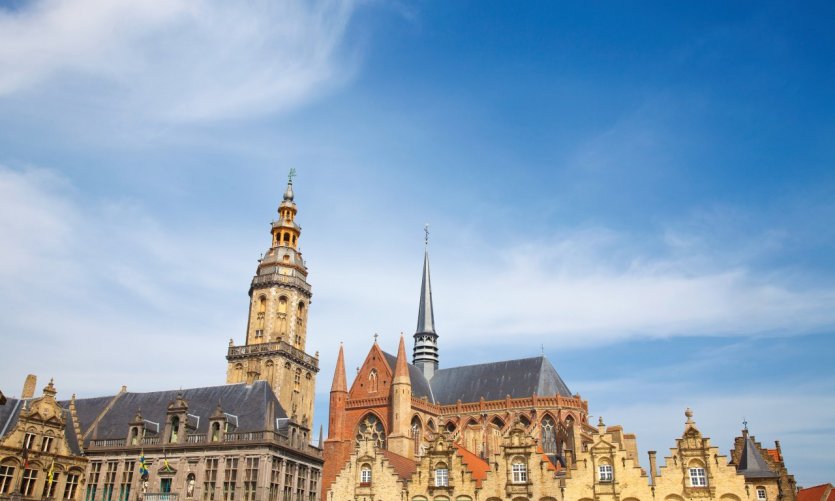 <p>Hôtel de ville, beffroi et église Sainte-Walburge.</p> <p>Hôtel de ville, beffroi et église Sainte-Walburge.</p>