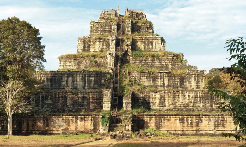 Temple de Koh Ker dans les environs d'Angkor Temple de Koh Ker dans les environs d'Angkor