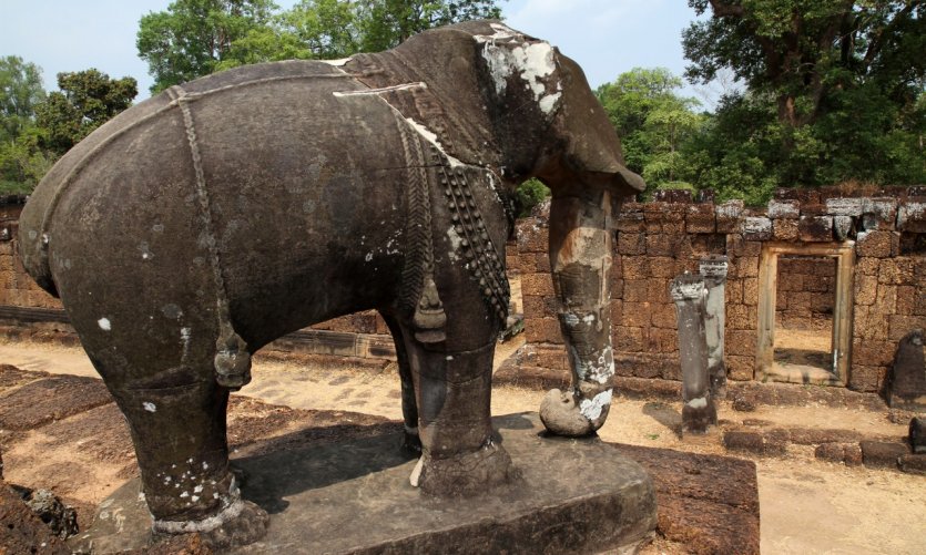 Statue d'éléphant du temple Mébon Oriental, Angkor. Statue d'éléphant du temple Mébon Oriental, Angkor.