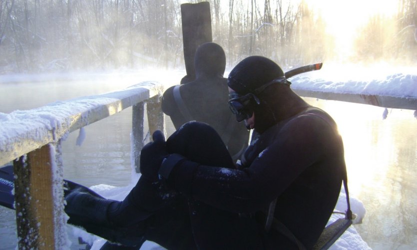 Deux plongeurs au lac Goluboe à Kazan. Deux plongeurs au lac Goluboe à Kazan.