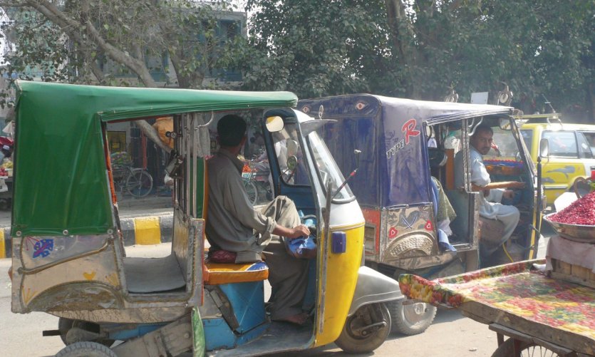 <p>Le rickshaw, un des moyens de locomotion de Jalalabad, influence du Pakistan.</p> <p>Le rickshaw, un des moyens de locomotion de Jalalabad, influence du Pakistan.</p>