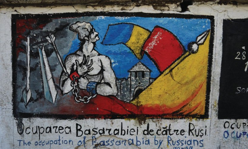Un des 20 tableaux composant la fresque face à la forteresse de Soroca, sur les rives du Dniestr (Occupation de la Bessarabie par la Russie tsariste de 1812 à 1918). Un des 20 tableaux composant la fresque face à la forteresse de Soroca, sur les rives du Dniestr (Occupation de la Bessarabie par la Russie tsariste de 1812 à 1918).