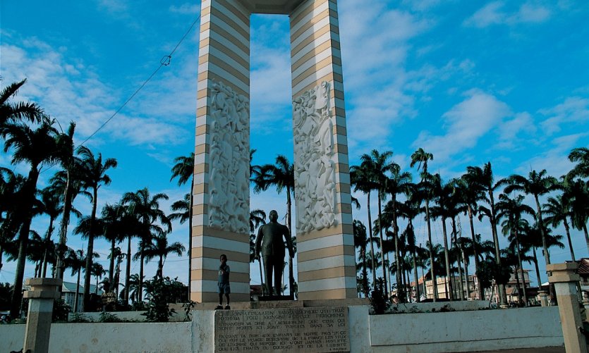<p>Monument dédié à Félix Éboué sur la place des Palmistes.</p> <p>Monument dédié à Félix Éboué sur la place des Palmistes.</p>