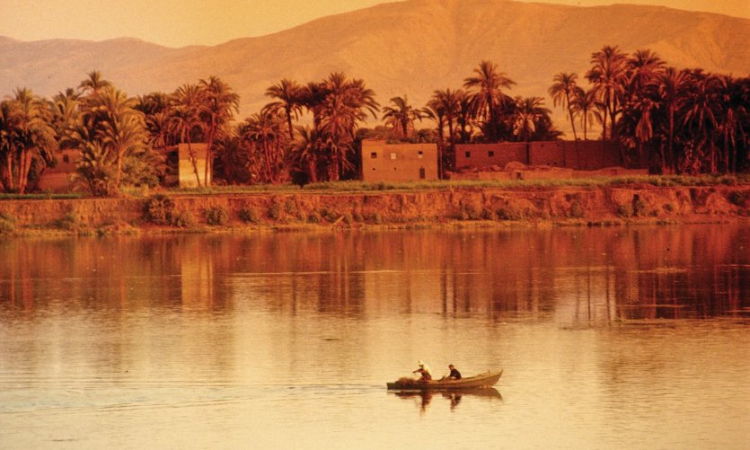 Dédié au dieu Amon-Ré, le temple de Luxor a été construit par Amenophis III. Dédié au dieu Amon-Ré, le temple de Luxor a été construit par Amenophis III.