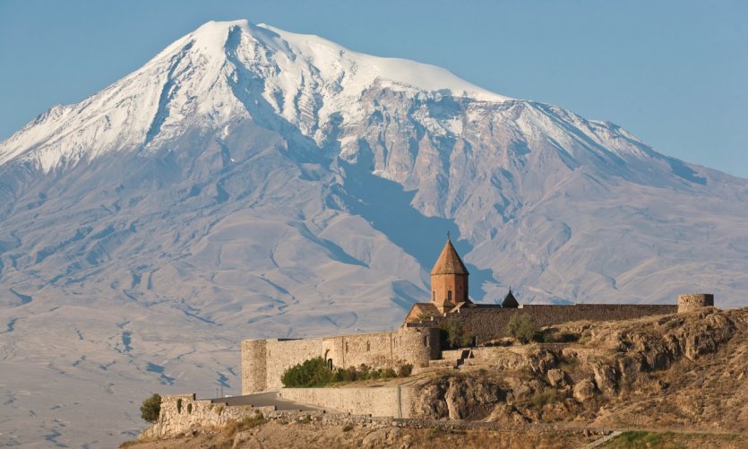 Le monastère arménien Khor Virap et le Mont Ararat. Le monastère arménien Khor Virap et le Mont Ararat.