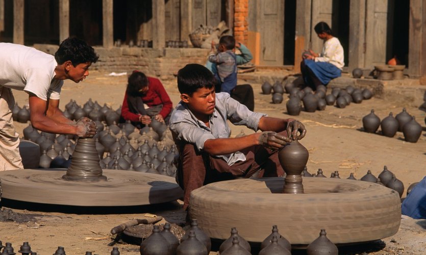 Artisans à l'oeuvre dans le quartier des potiers, à Bhaktapur. Artisans à l'oeuvre dans le quartier des potiers, à Bhaktapur.