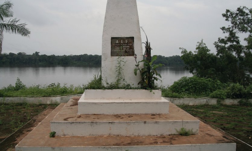 Monument commémorant la fondation d'un poste français sur les rives de la Sangha à Ouesso. Monument commémorant la fondation d'un poste français sur les rives de la Sangha à Ouesso.