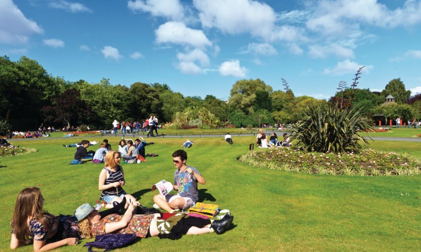 Aux beaux jours, on investit Saint Stephen's Green. Aux beaux jours, on investit Saint Stephen's Green.