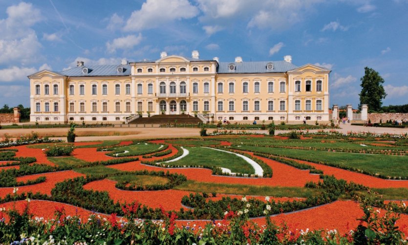 <p>Palais de Rundāle et son jardin à la française.</p> <p>Palais de Rundāle et son jardin à la française.</p>
