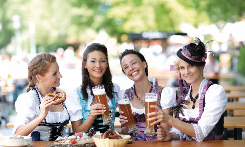 <p>Les Bavaroises se mettent sur leur 31 pour célébrer l'Oktoberfest.</p> <p>Les Bavaroises se mettent sur leur 31 pour célébrer l'Oktoberfest.</p>