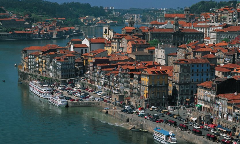 Oporto junto al río Duero. Oporto junto al río Duero.