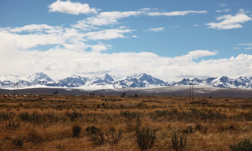 Vue de la Cordillère des Andes depuis la route de La Paz vers le lac Titicaca. Vue de la Cordillère des Andes depuis la route de La Paz vers le lac Titicaca.