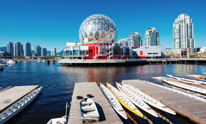 Vue sur Vancouver et le dôme du musée Science World. Vue sur Vancouver et le dôme du musée Science World.