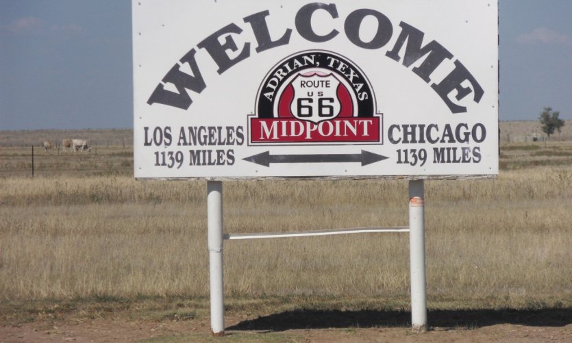 Le panneau qui marque le milieu de la Route 66. Le panneau qui marque le milieu de la Route 66.