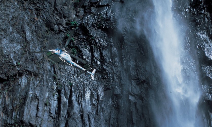 Hélicoptère longeant la cascade du Trou de Fer. Hélicoptère longeant la cascade du Trou de Fer.