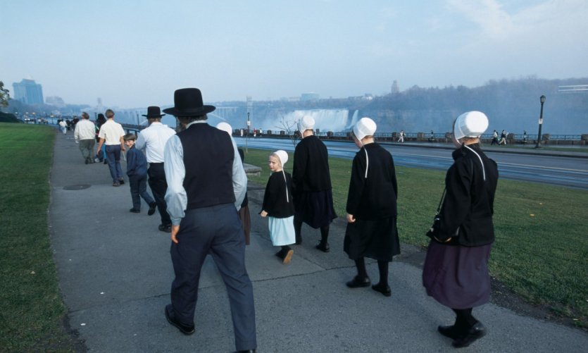 Visiteurs mennonites en costume. Visiteurs mennonites en costume.