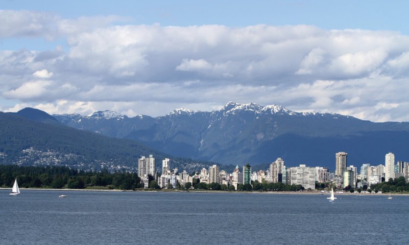 Panorama sobre Vancouver y las Rocosas desde el barrio de Point Grey. Panorama sobre Vancouver y las Rocosas desde el barrio de Point Grey.