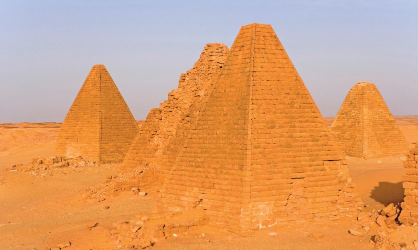 Pyramides de la nécropole royale sur le site de Djebel Barkal. Pyramides de la nécropole royale sur le site de Djebel Barkal.