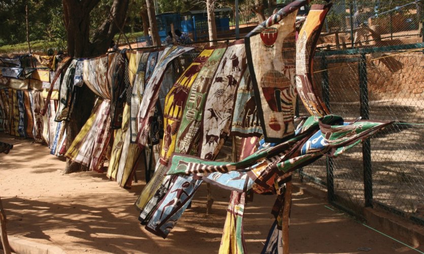 Vendeur de batik. Vendeur de batik.