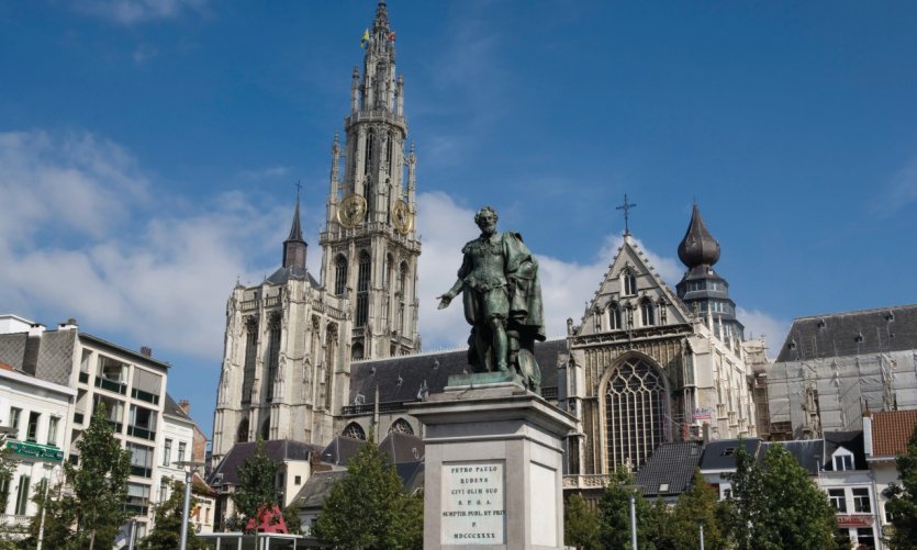 Statue de Rubens et cathédrale Notre-Dame-d'Anvers. Statue de Rubens et cathédrale Notre-Dame-d'Anvers.