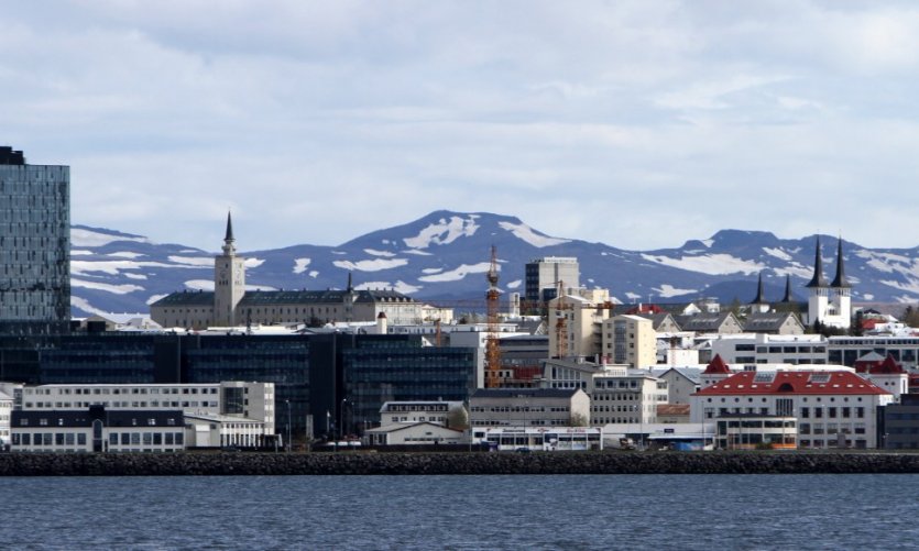 Reykjavik depuis la baie de Faxaflói. Reykjavik depuis la baie de Faxaflói.