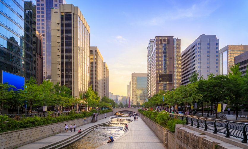 Coucher de soleil sur la promenade Cheonggyecheon. Coucher de soleil sur la promenade Cheonggyecheon.