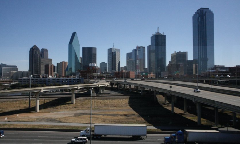 Le skyline de Dallas dresse ses immenses tours à l'horizon. Le skyline de Dallas dresse ses immenses tours à l'horizon.