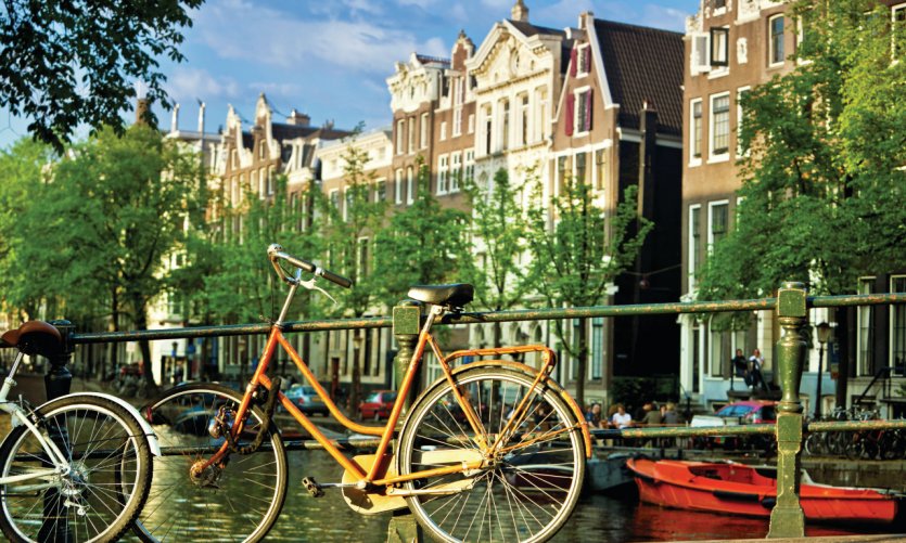 Vélo sur les canaux d'Amsterdam. Vélo sur les canaux d'Amsterdam.
