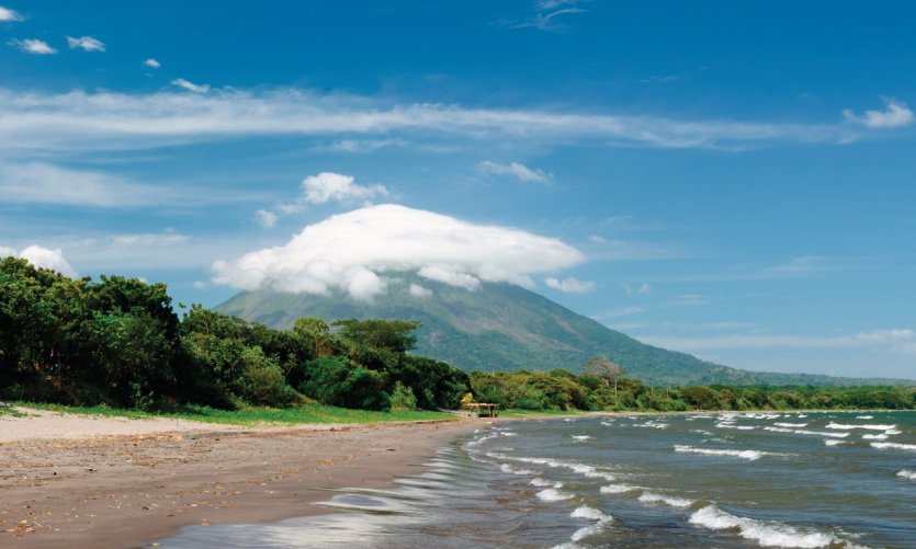 Plage de Santo Domingo, l'île d'Ometepe, le volcan Concepcion en fond. Plage de Santo Domingo, l'île d'Ometepe, le volcan Concepcion en fond.