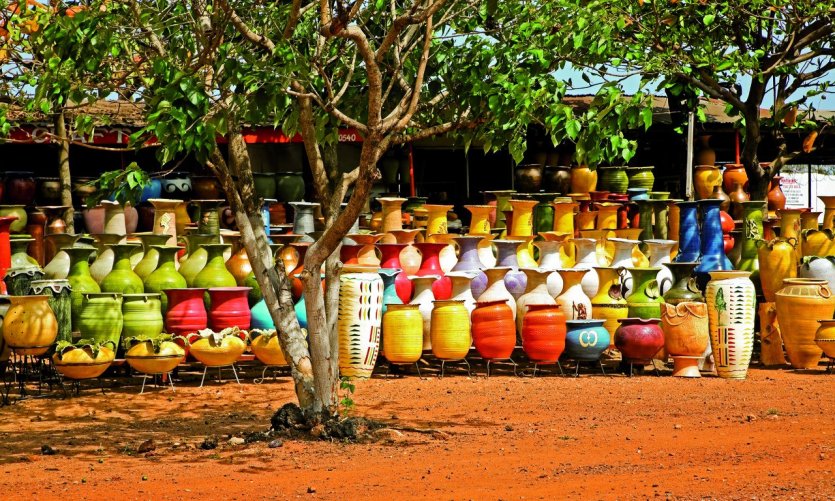 <p>Marché aux poteries, Accra.</p> <p>Marché aux poteries, Accra.</p>