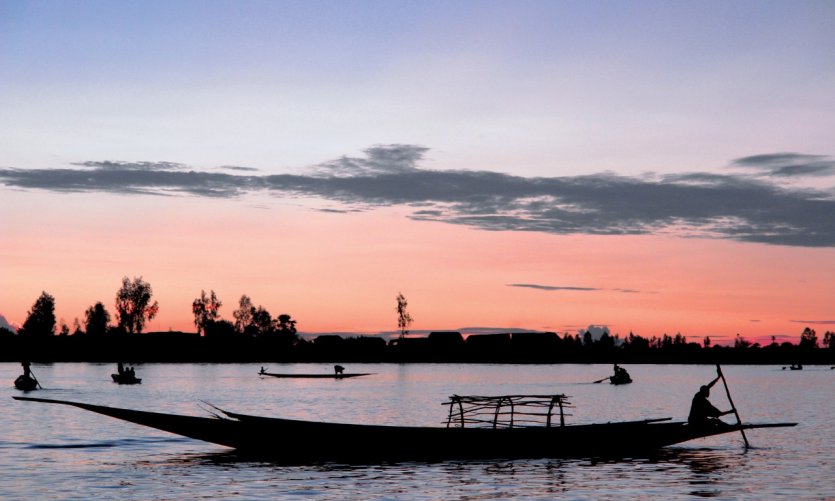 <p>Pour les pêcheurs, le crépuscule est le moment propice pour jeter les filets</p> <p>Pour les pêcheurs, le crépuscule est le moment propice pour jeter les filets</p>