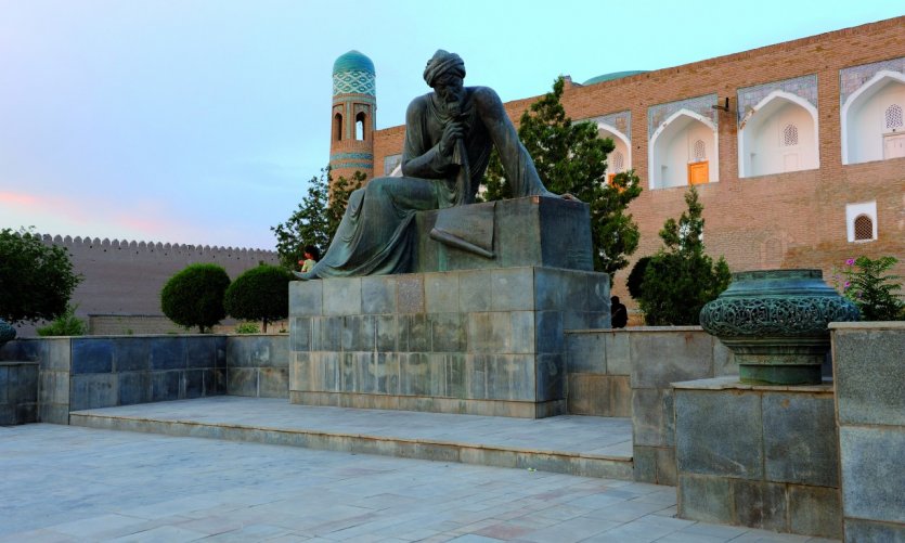 La statue d'Al-Khawarizmi, originaire de la région de Khiva, qui introduisit l'algèbre dans les mathématiques. La statue d'Al-Khawarizmi, originaire de la région de Khiva, qui introduisit l'algèbre dans les mathématiques.