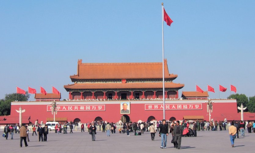 Place Tian'Anmen, porte de la Paix céleste. Place Tian'Anmen, porte de la Paix céleste.