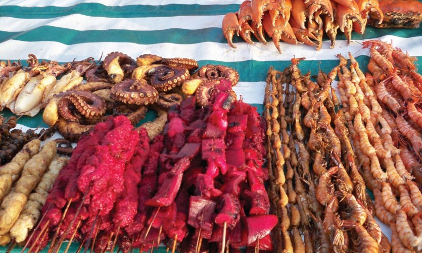 Brochettes à emporter sur le marché de Zanzibar Town. Brochettes à emporter sur le marché de Zanzibar Town.
