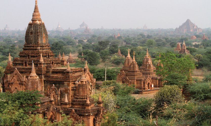 Le site de Bagan constitué de quelque 2000 fondations religieuses étendues sur plus de 40 km2. Le site de Bagan constitué de quelque 2000 fondations religieuses étendues sur plus de 40 km2.