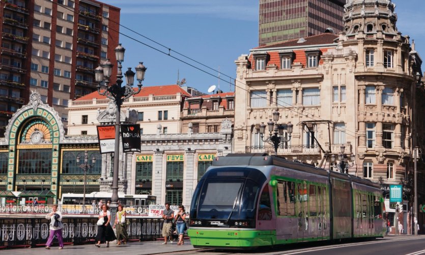 <p>La gare d'Abando vue depuis le pont Arenal.</p> <p>La gare d'Abando vue depuis le pont Arenal.</p>