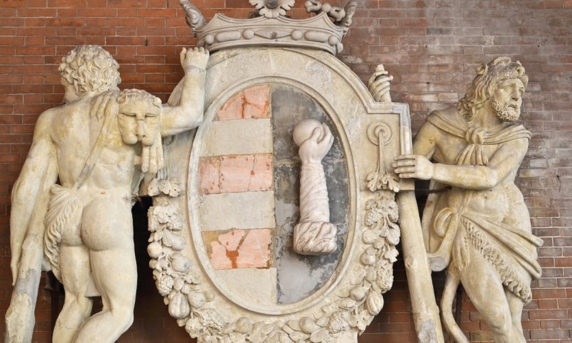<p>L'emblème de Cremona à la Loggia dei Militi.</p> <p>L'emblème de Cremona à la Loggia dei Militi.</p>
