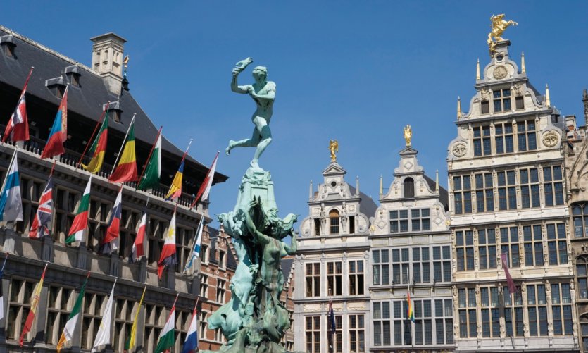 Statue de Silvius Brabo entourée par l'Hôtel de Ville et les maisons de guildes bordant la Grand-Place. Statue de Silvius Brabo entourée par l'Hôtel de Ville et les maisons de guildes bordant la Grand-Place.
