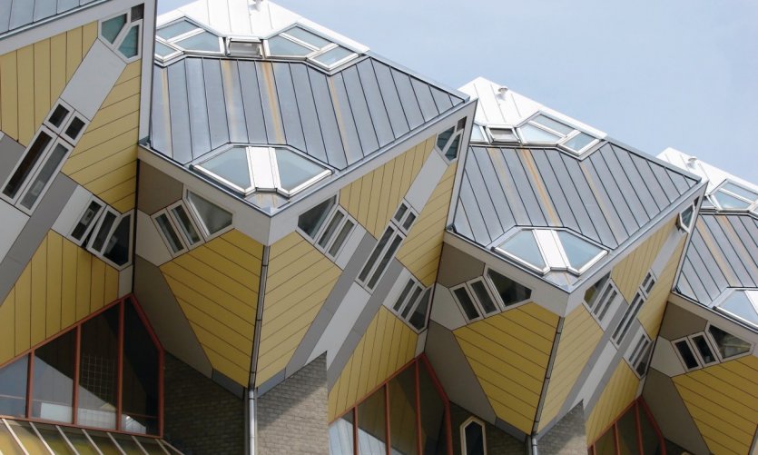 On peut même dormir dans les mythiques maisons cubiques de Piet Blom à Rotterdam ! On peut même dormir dans les mythiques maisons cubiques de Piet Blom à Rotterdam !