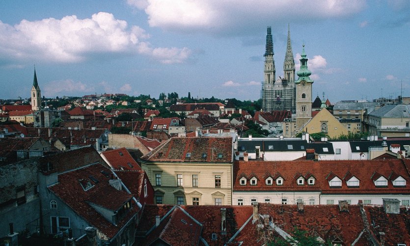 <p>Toits de la ville et cathédrale de Zagreb.</p> <p>Toits de la ville et cathédrale de Zagreb.</p>