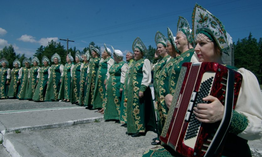 Ensemble de babouchkas folkloriques sur la ligne de frontière entre l'Europe et l'Asie. Ensemble de babouchkas folkloriques sur la ligne de frontière entre l'Europe et l'Asie.